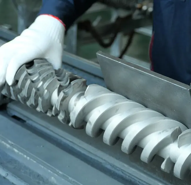 Perchè e linee nere appariscenu ripetutamente in l'estrusore? Questu articulu vi insignà cumu per determinà rapidamente s'ellu hè causatu da un prublema cù a canna o a vite.